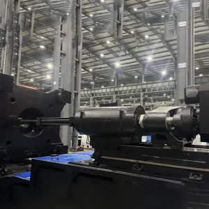 Injection nozzle and clamping unit of injection molding machine fluid